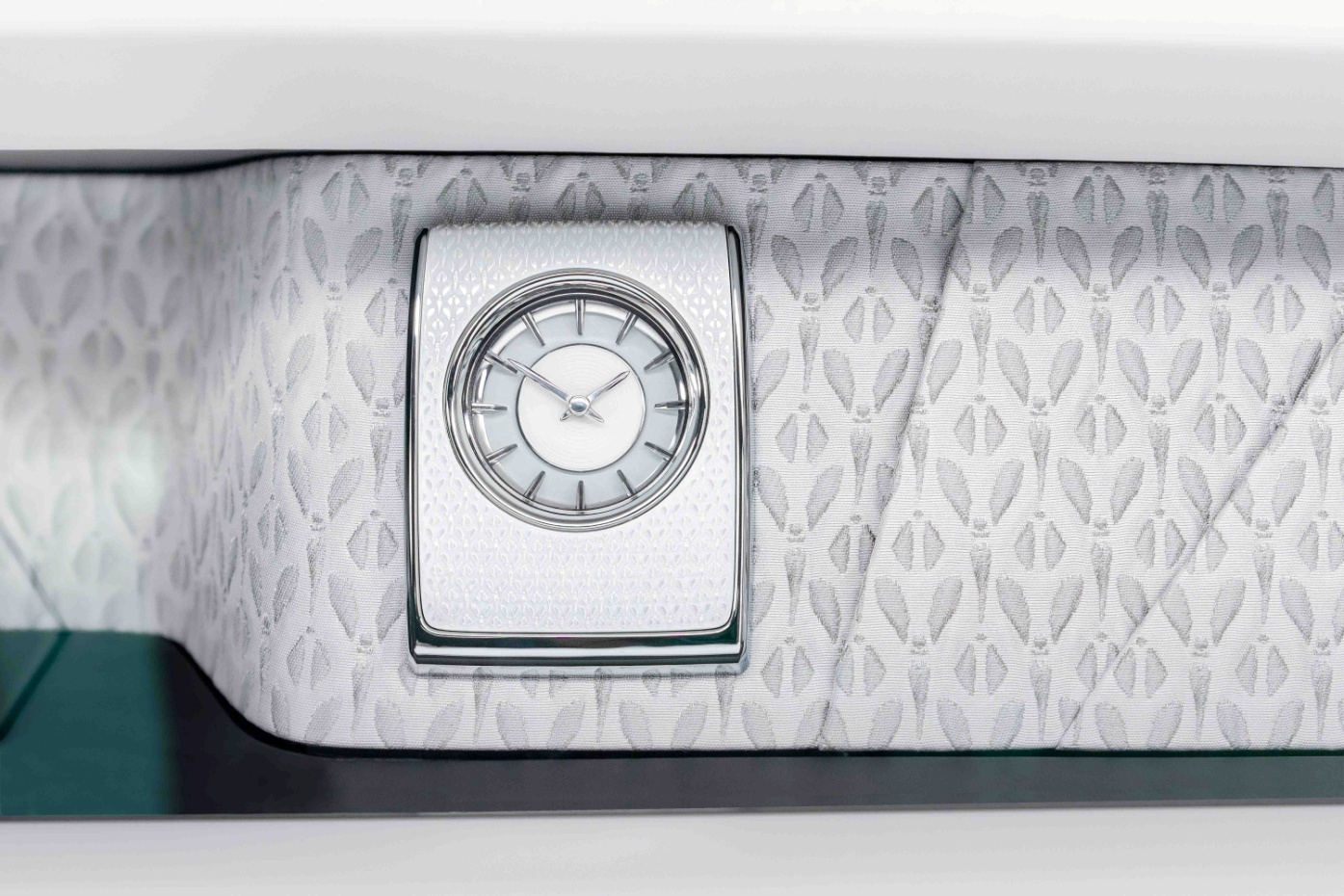 【新闻稿配图】劳斯莱斯幻影“铂金”典藏版内饰钟表.jpg 【新闻稿配图】劳斯莱斯幻影“铂金”典藏版内饰钟表.jpg