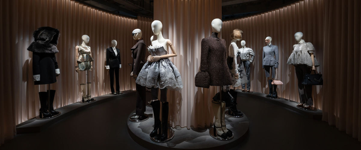 McQueen: 表象之下 “McQueen: 表象之下” 沉浸式展览于上海揭幕